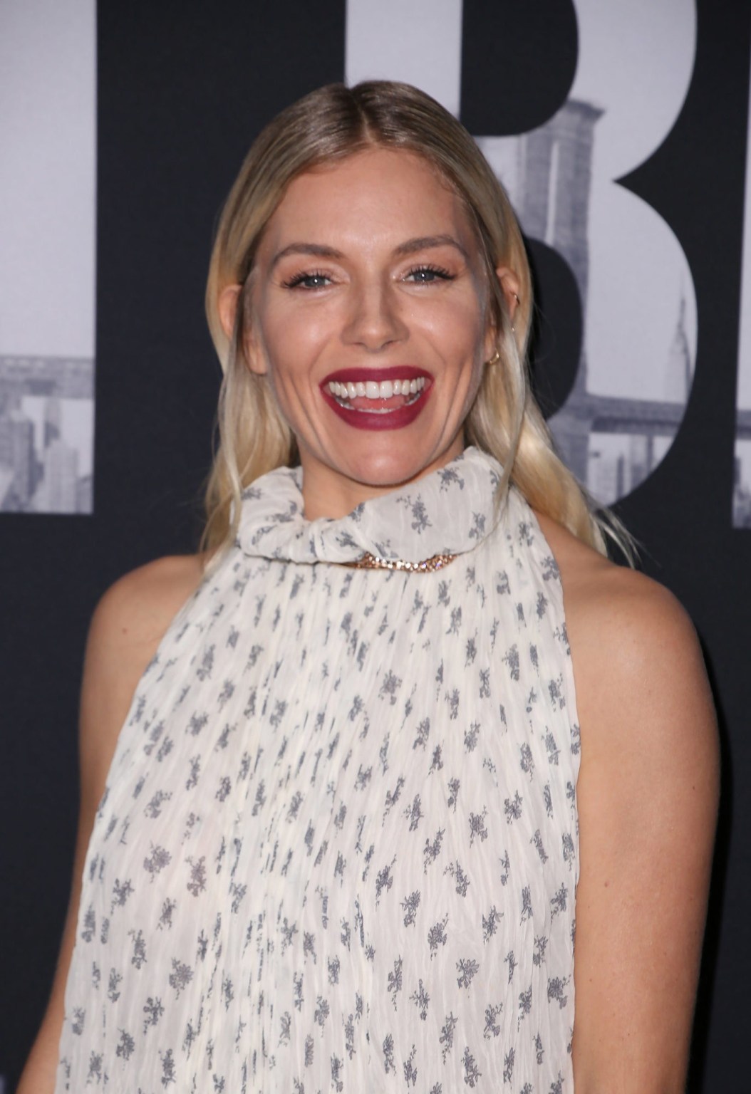 Βρήκαμε το berry κραγιόν της Sienna Miller