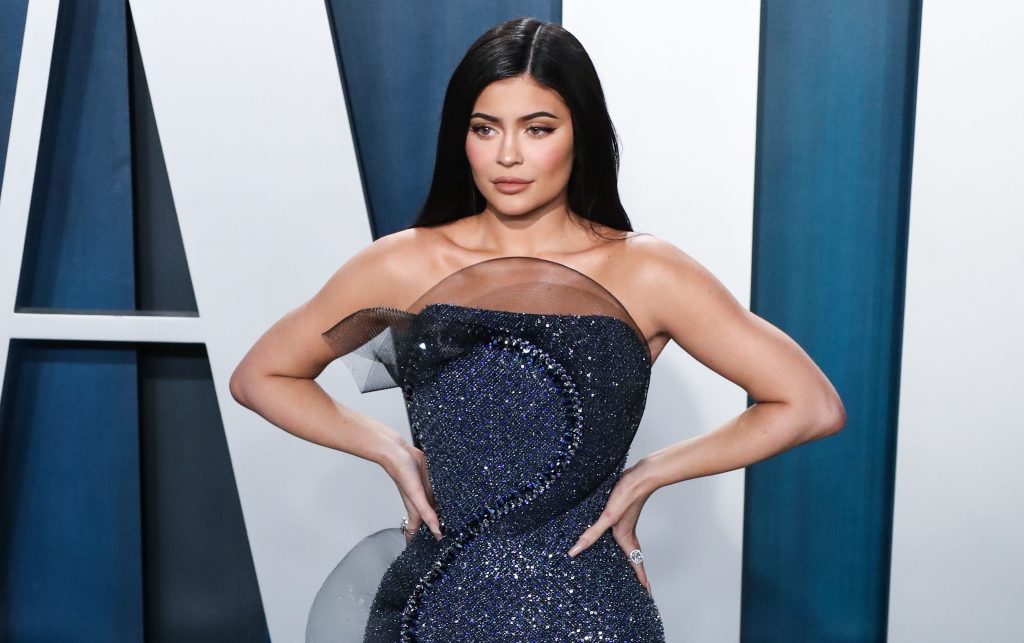 Kylie Jenner: Πόζαρε με το κόκκινο κορδόνι της και "γκρέμισε" το Instagram (pic)