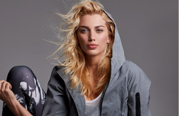 Κωνσταντίνα Σπυροπούλου: Πρωινή βόλτα με casual look στα νότια προάστια